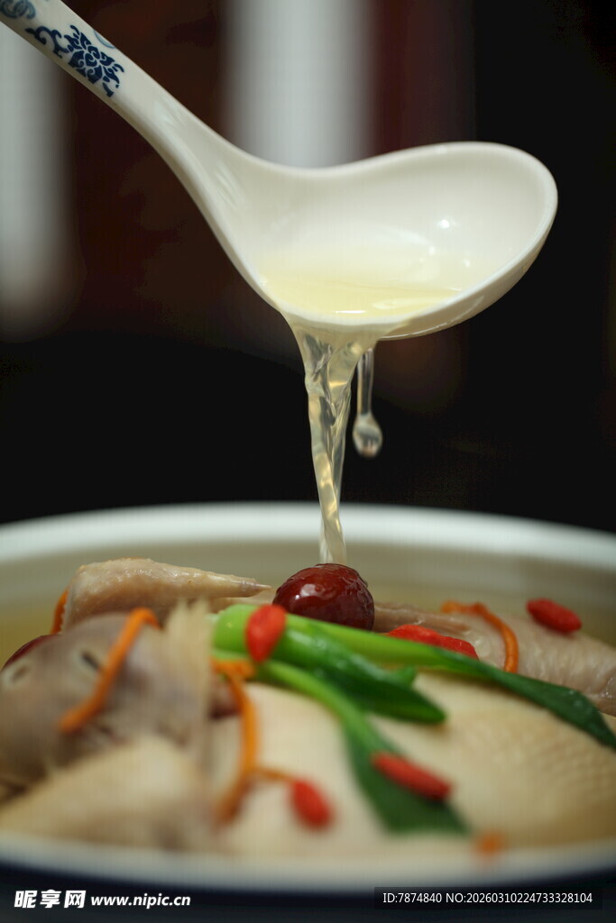 鲜香浓汤从勺中缓缓流下