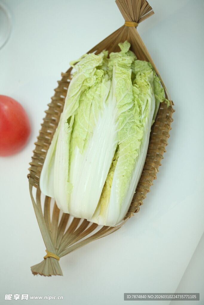 竹篮装着的新鲜小白菜