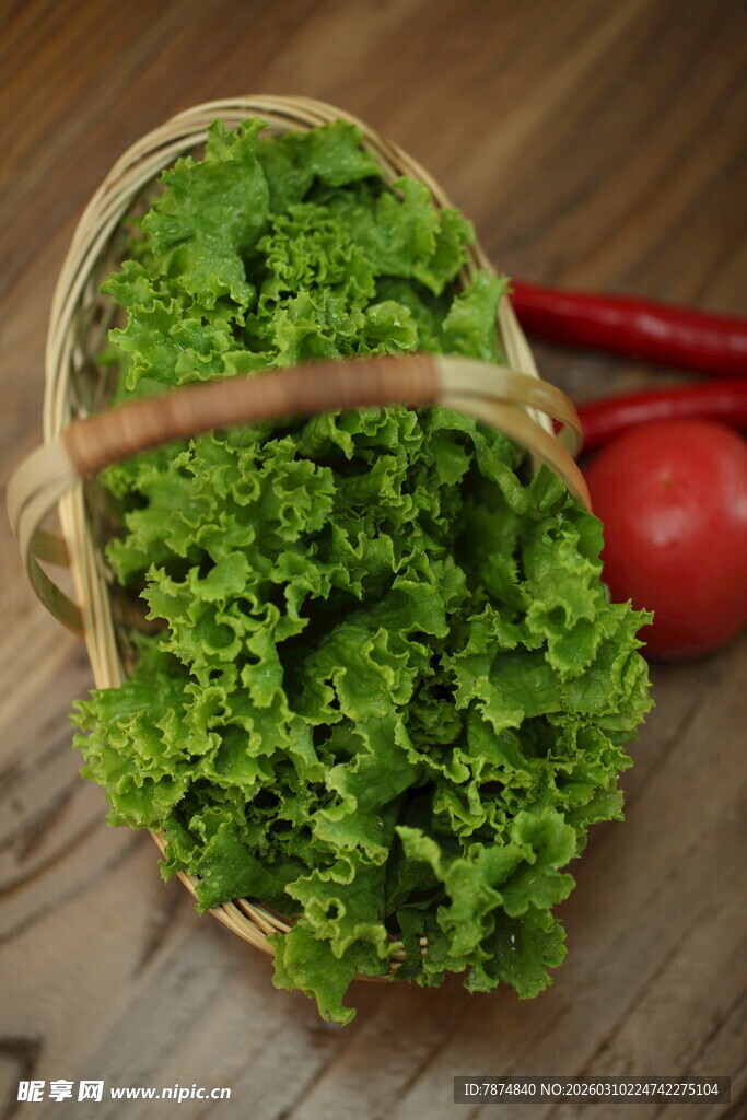 篮子里的新鲜生菜和番茄