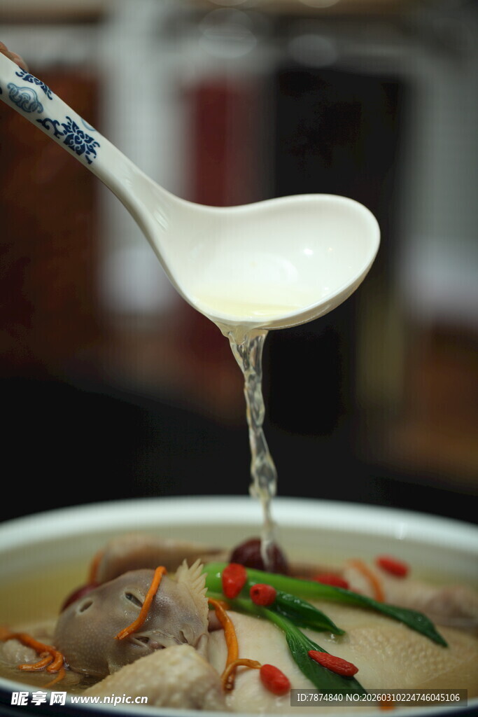 鲜香热汤正被舀起