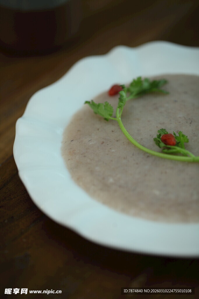 精致摆盘的美味泥状食物