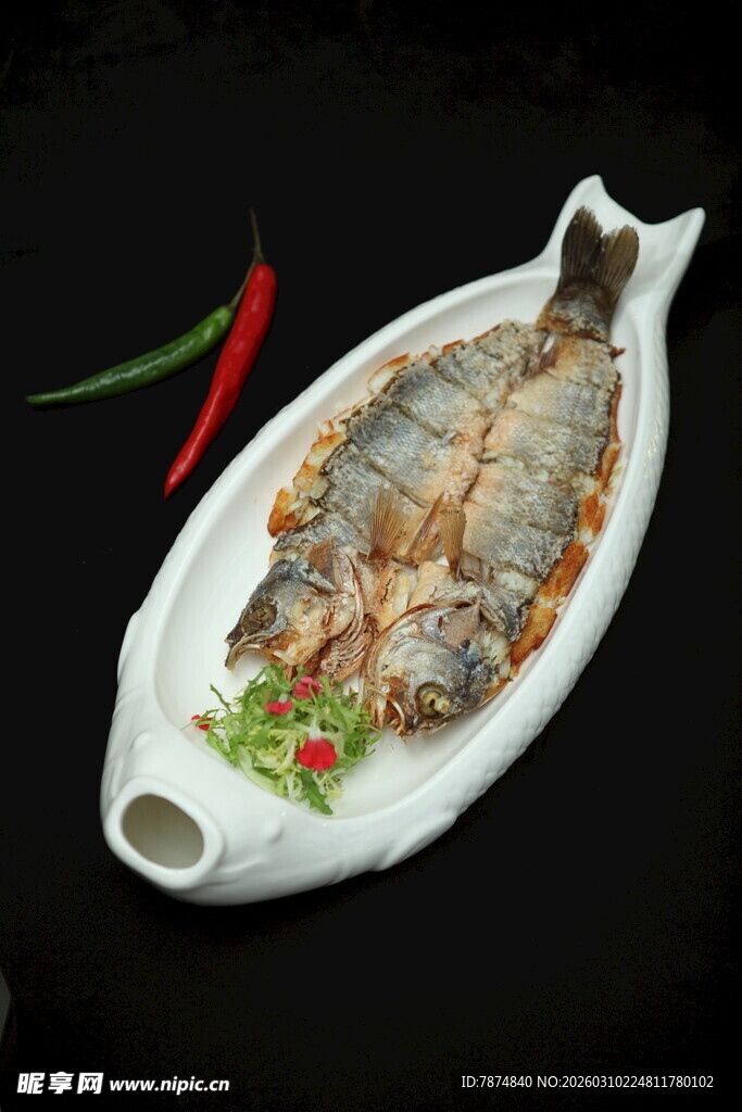 清蒸鱼摆盘精致