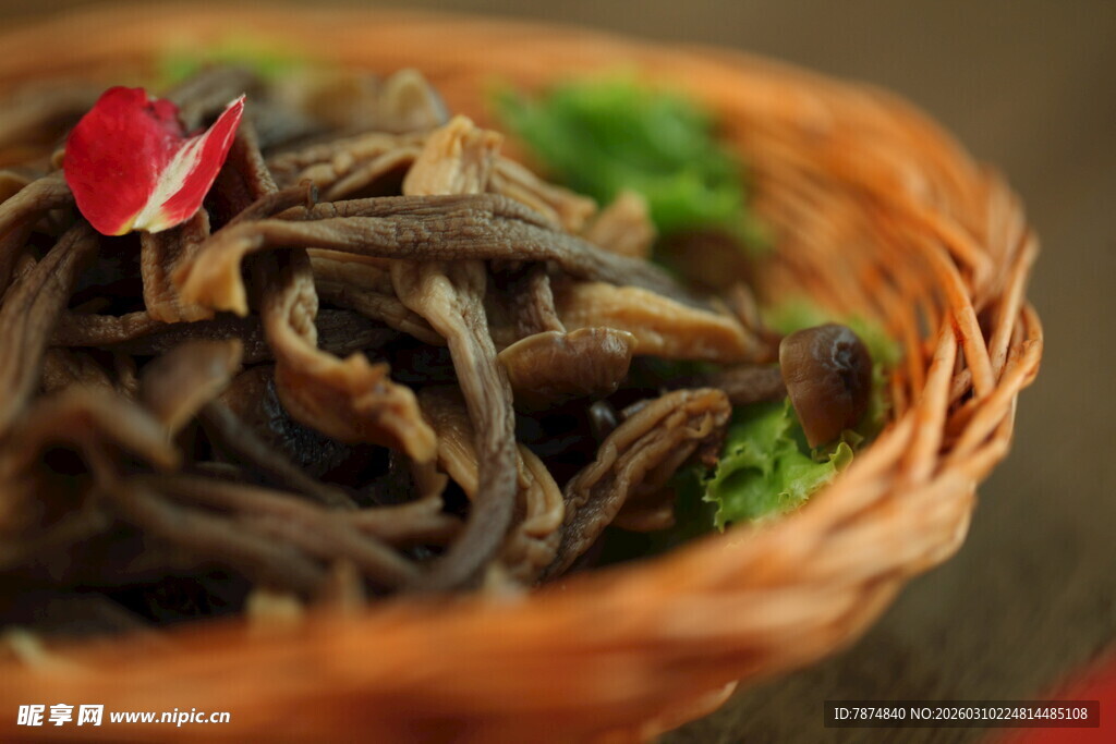 竹篮装的特色干制菌类食材