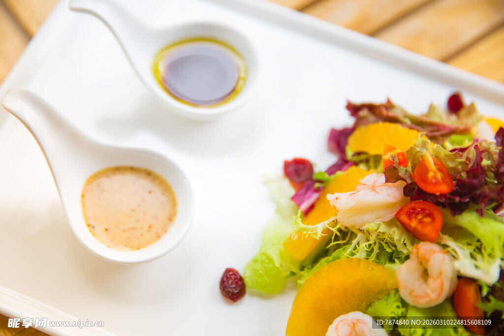 美味鲜虾蔬菜沙拉配酱汁