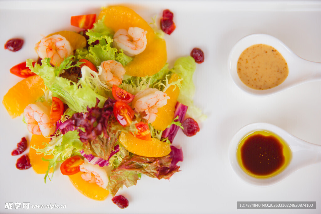 美味鲜虾果蔬沙拉配酱汁