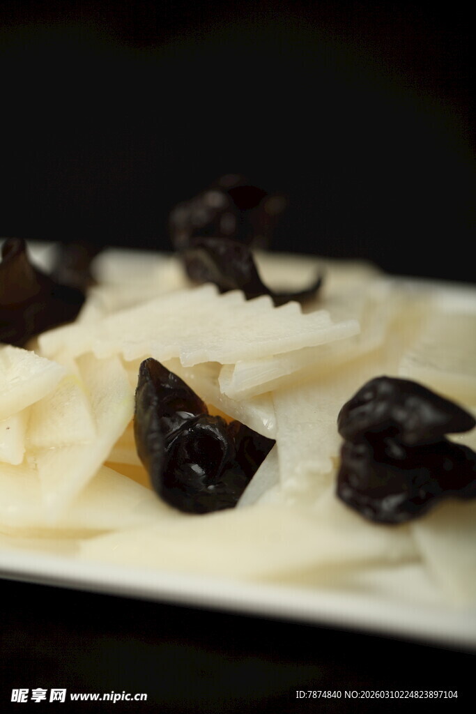 黑白相间的精致糕点