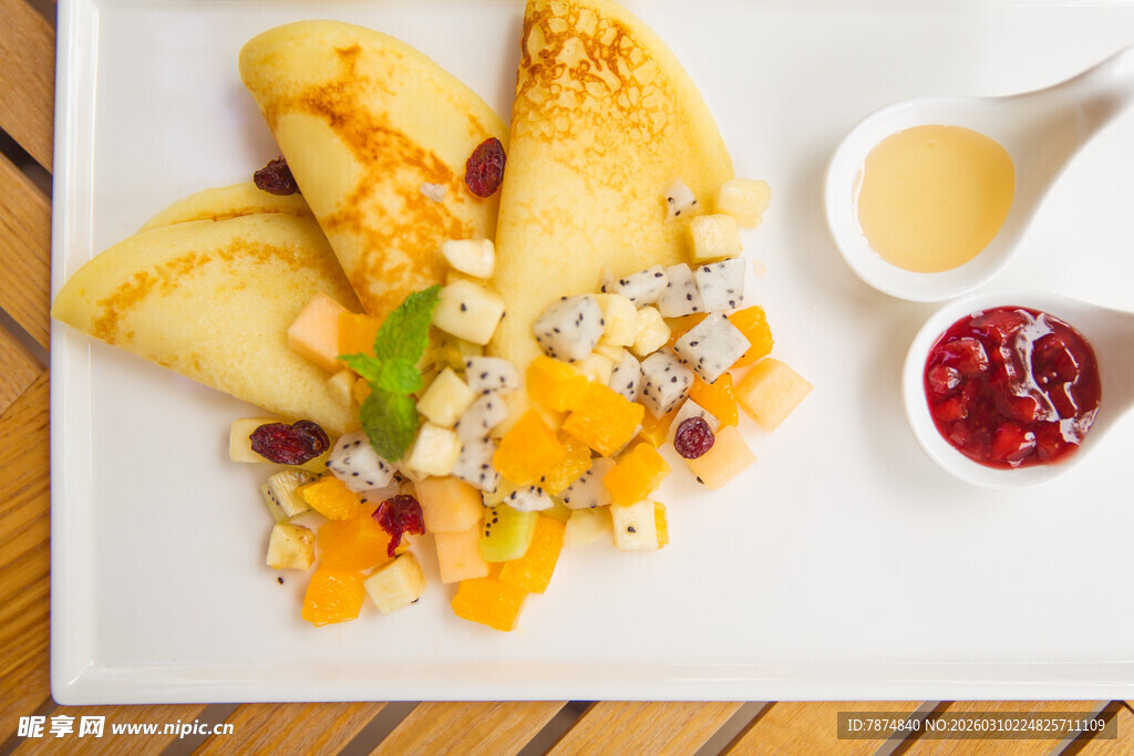 美味水果松饼搭配酱料