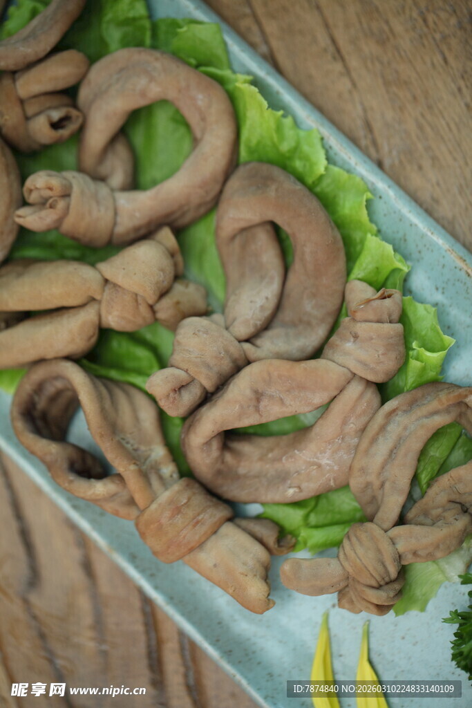 新鲜猪大肠摆放在盘中