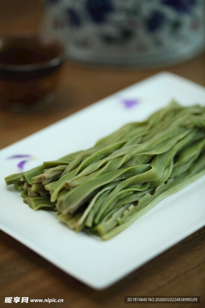 一盘翠绿的新鲜蒜苔