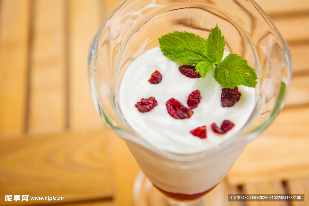 薄荷蔓越莓酸奶杯
