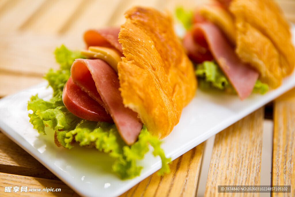 火腿生菜牛角包三明治