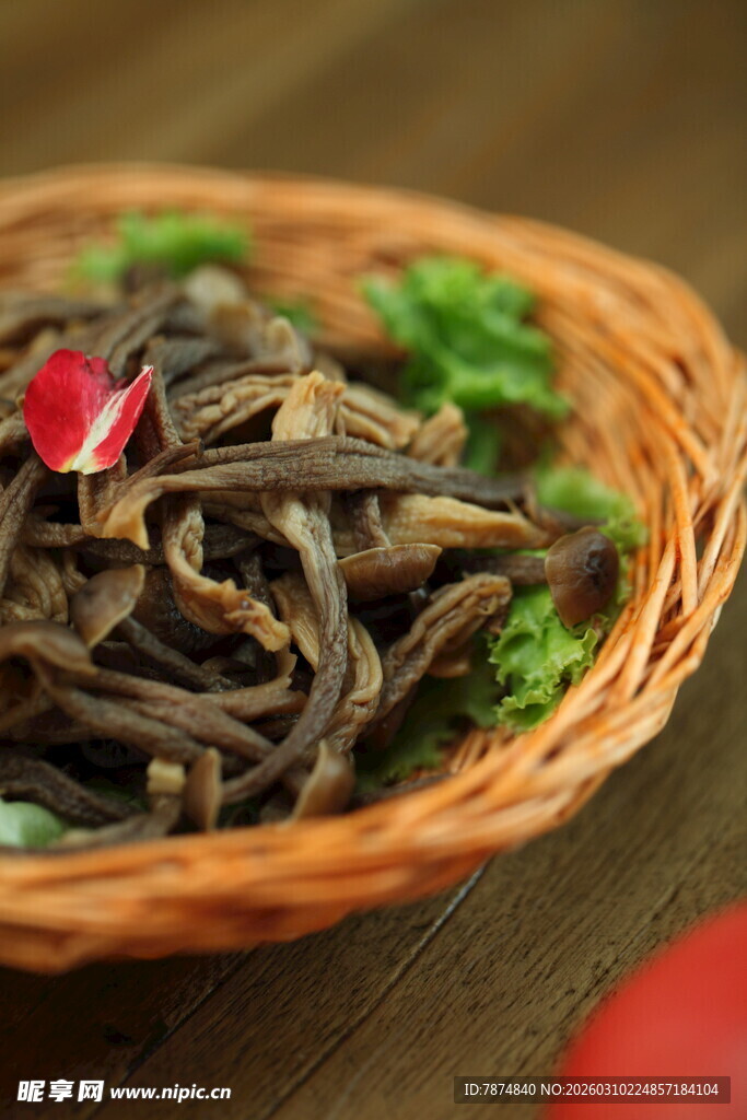 竹篮中的美味蕨根菜