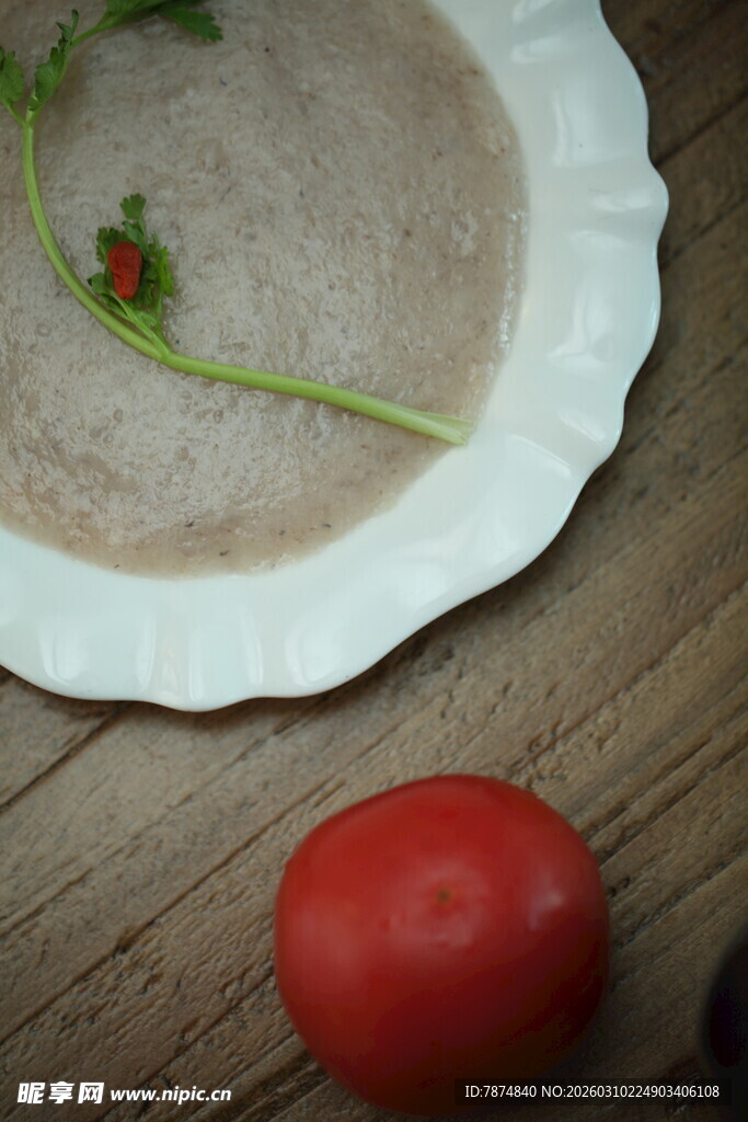 一碗菌菇汤与一颗番茄