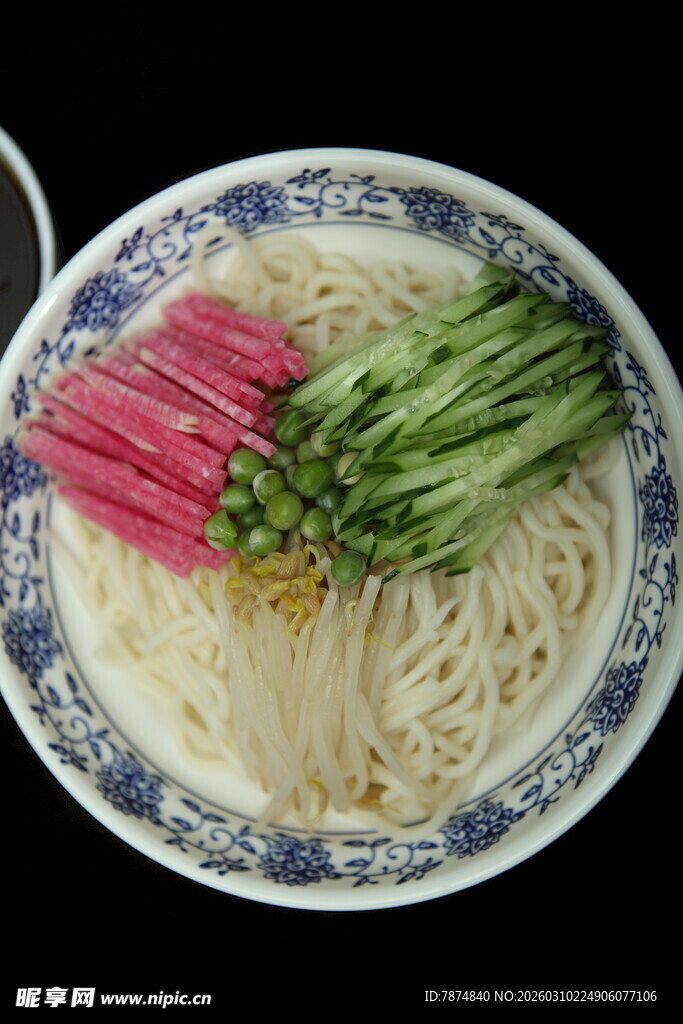 清爽凉拌五彩时蔬面