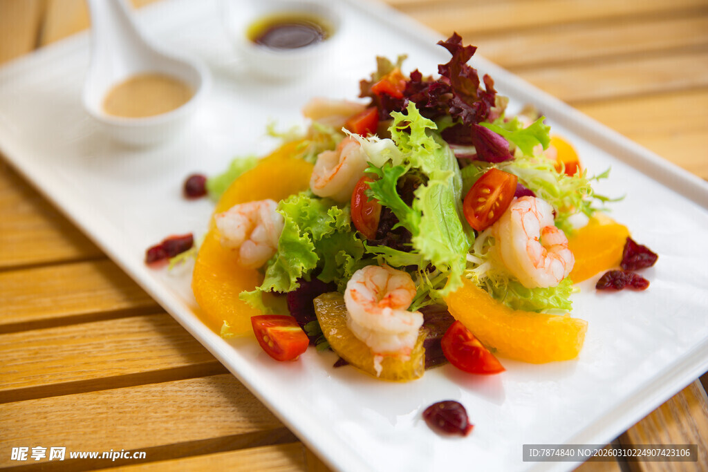 虾仁蔬果沙拉摆盘精美