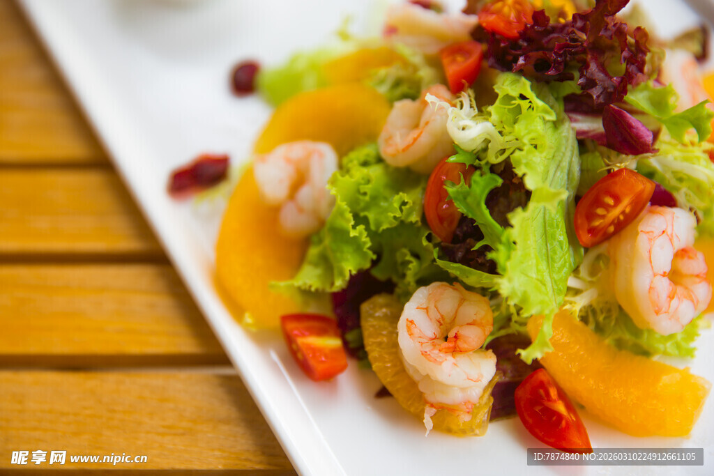 虾仁蔬果沙拉摆盘精致