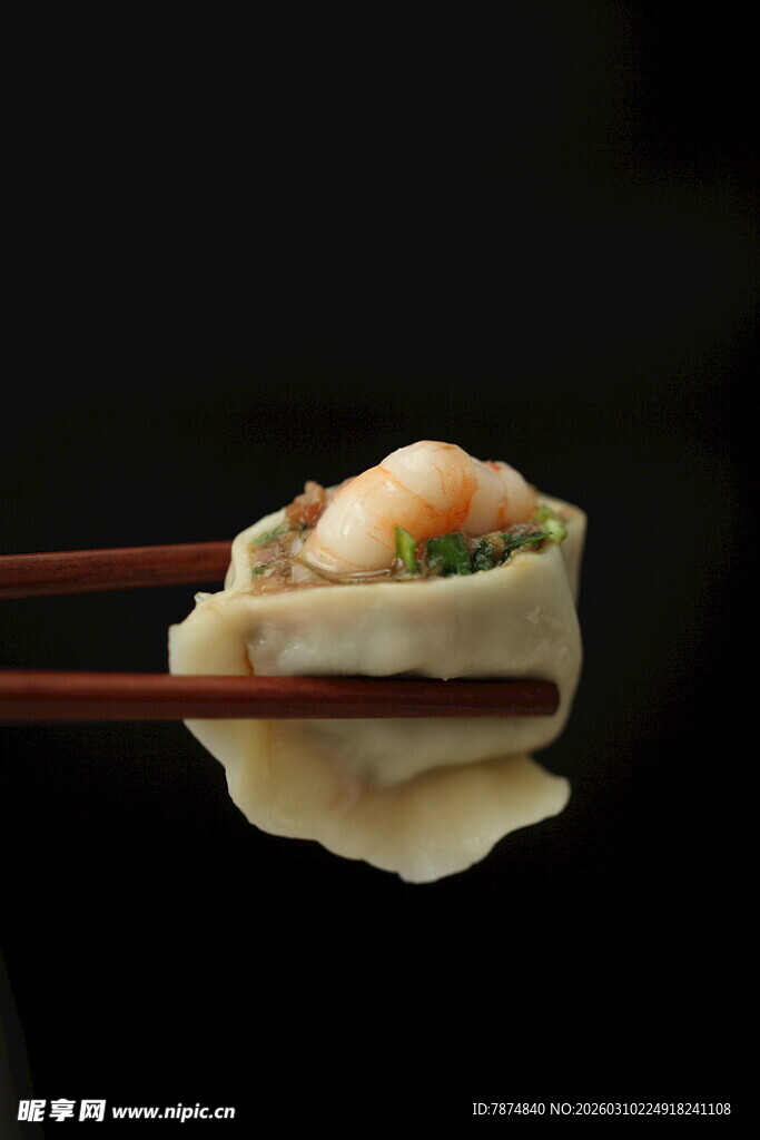 筷子夹起的美味虾仁馄饨