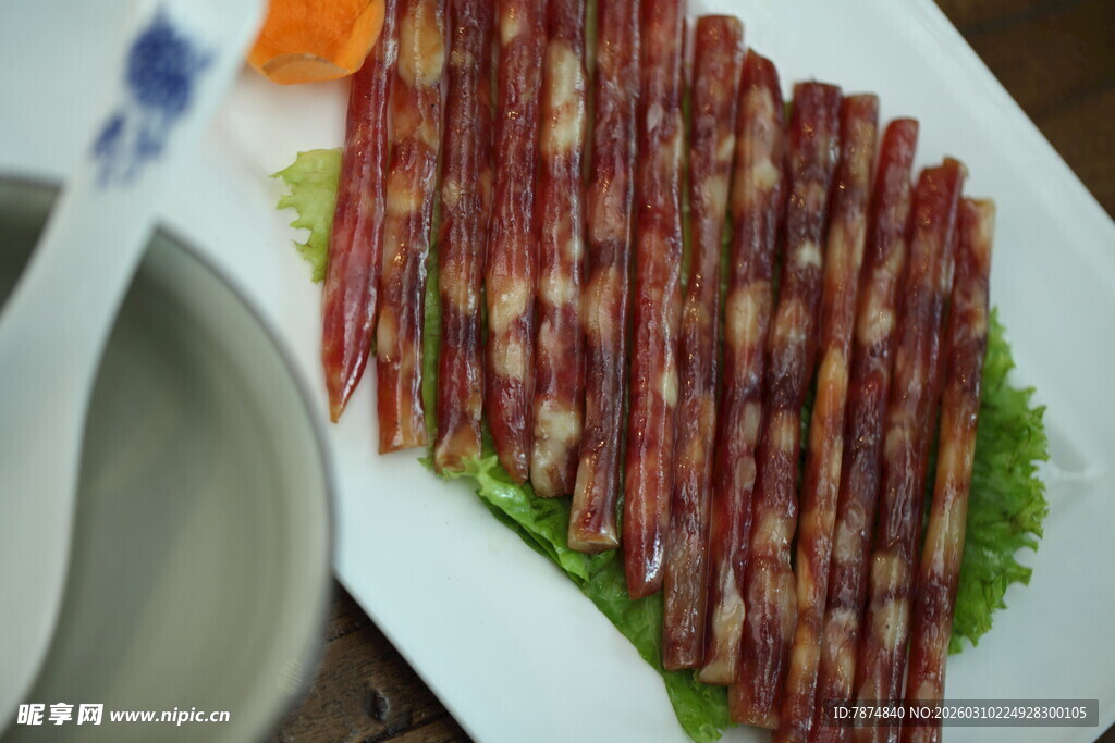 美味香肠摆盘于绿叶之上