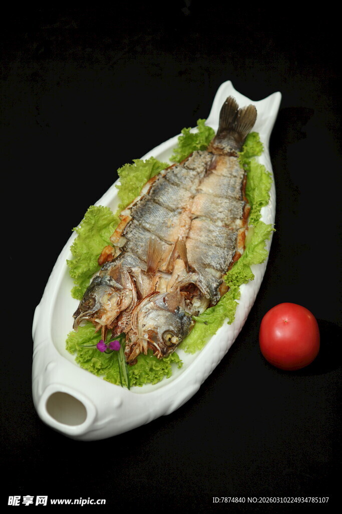 日式摆盘煎鱼配蔬菜