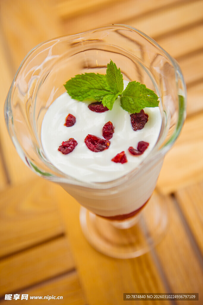蔓越莓薄荷酸奶杯