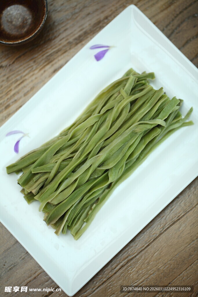 新鲜长豆角摆放在白盘上
