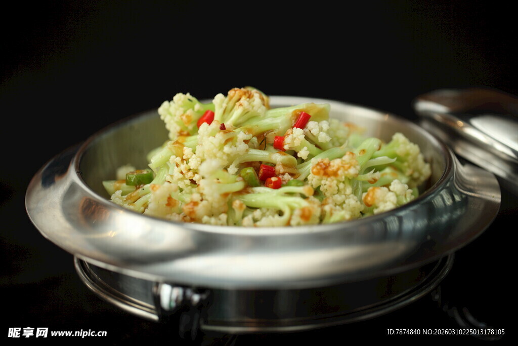 金属容器中的多彩蔬菜料理