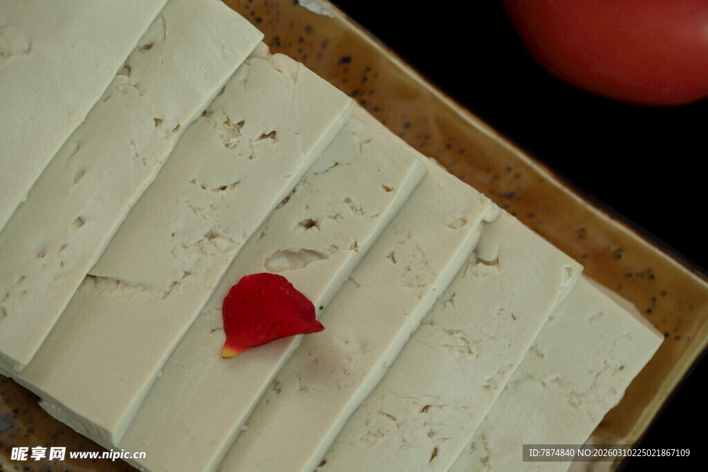 精致奶酪配红心点缀