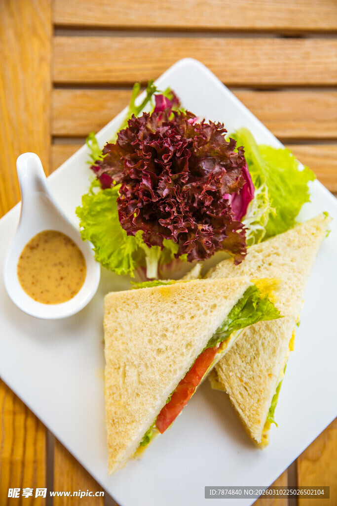 美味三明治配特色酱料