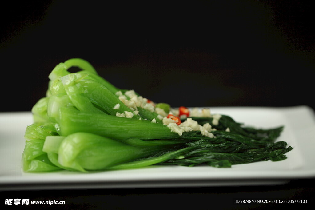 翠绿青菜摆盘精致