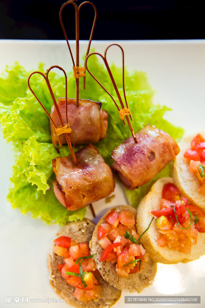 美味培根卷配蔬菜拼盘