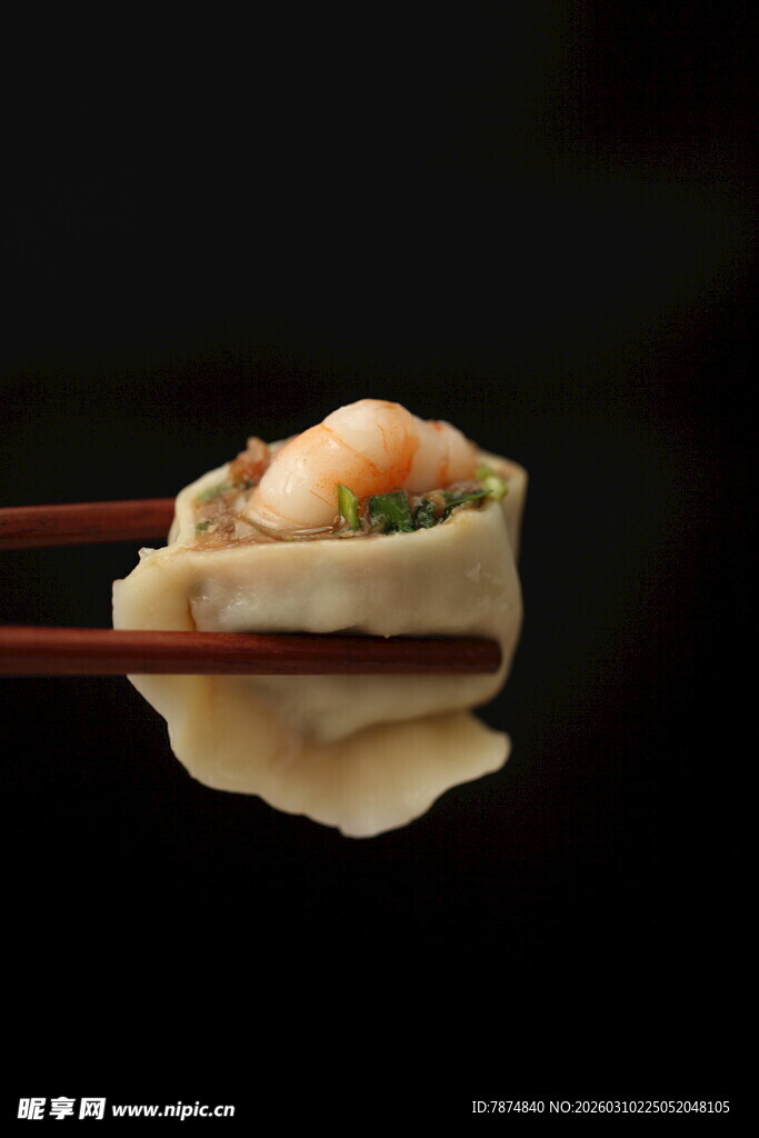 筷子夹起的美味虾仁寿司