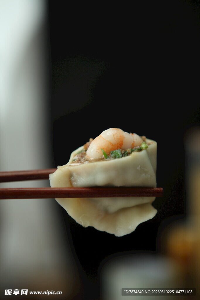 筷子夹起的美味虾肉馄饨