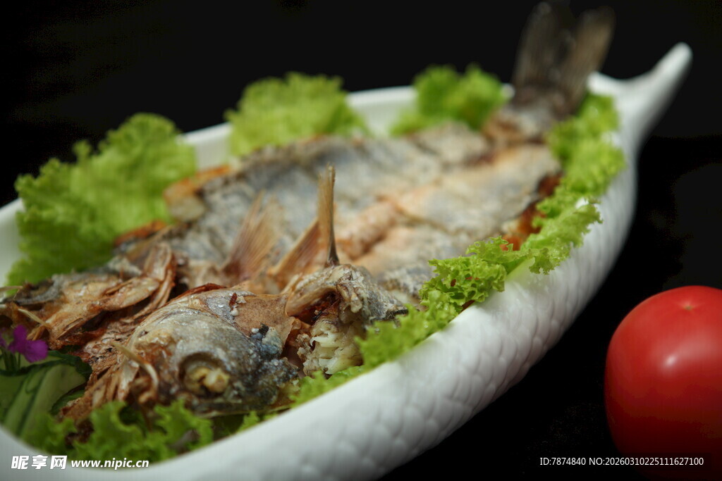 香煎海鱼配蔬菜摆盘