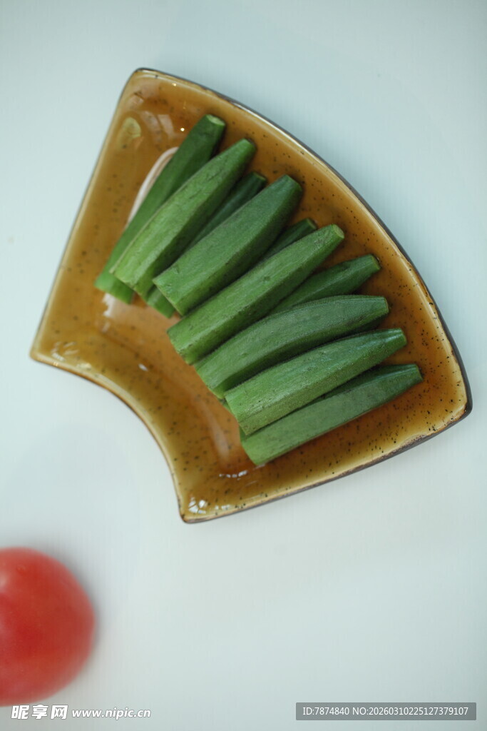 扇形碟中鲜绿的腌黄瓜