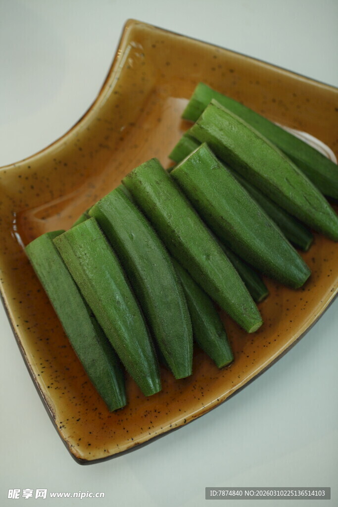 盘中鲜嫩秋葵