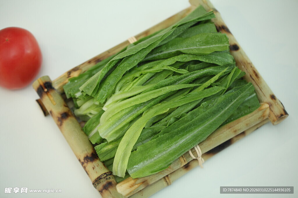 竹篮中的鲜嫩空心菜