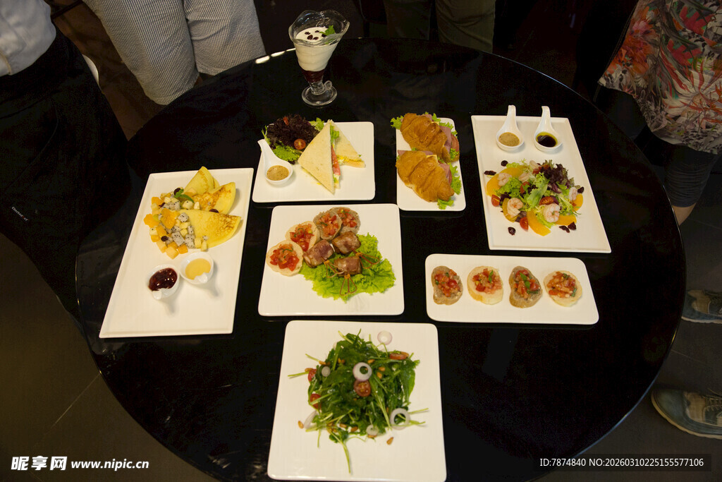 一桌精致多样的美味菜肴