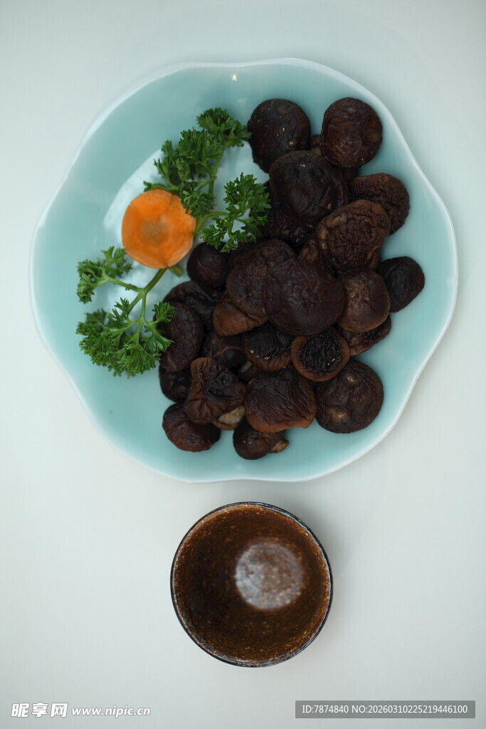 美味卤香菇配蘸料