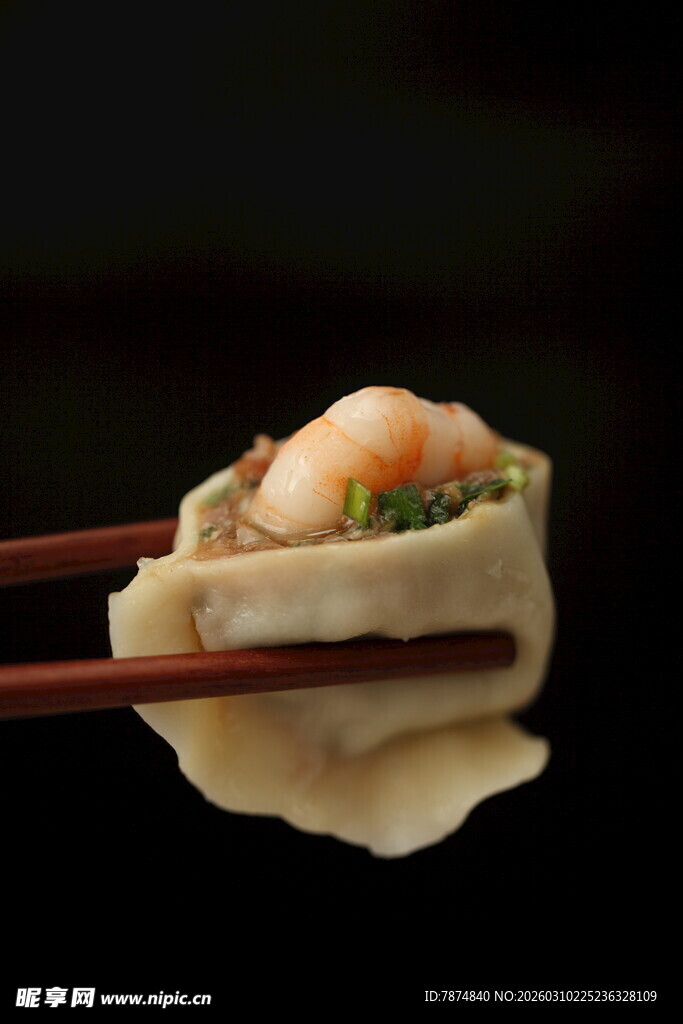 筷子夹起的虾仁馄饨