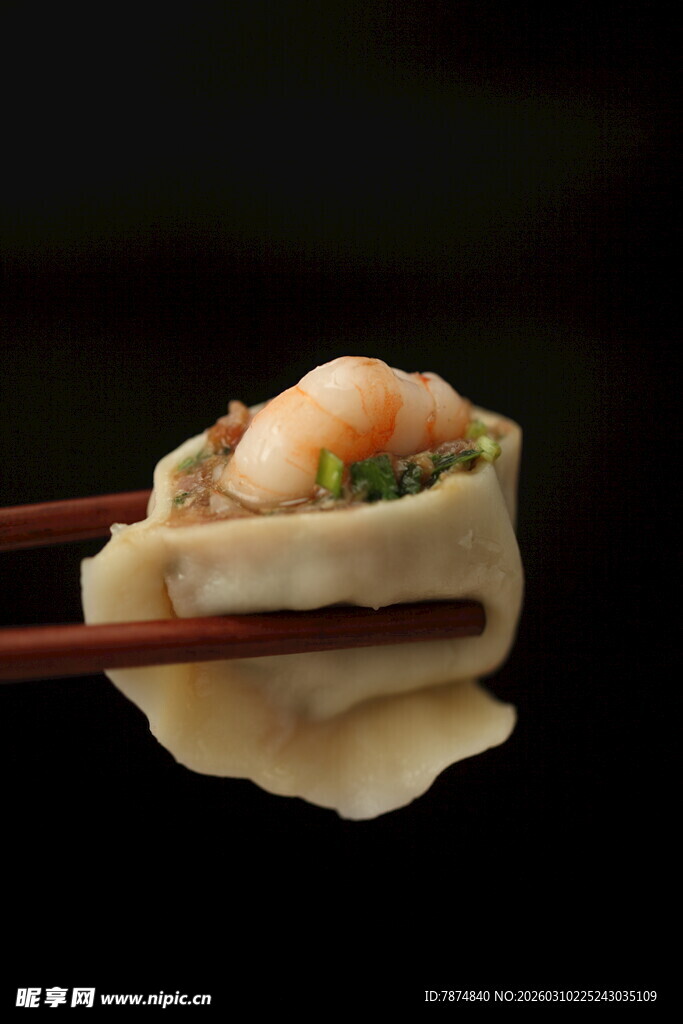 鲜虾馄饨被筷子夹起