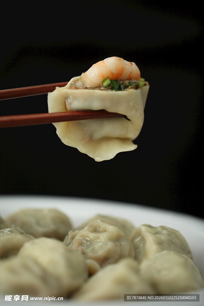 筷子夹起的美味饺子