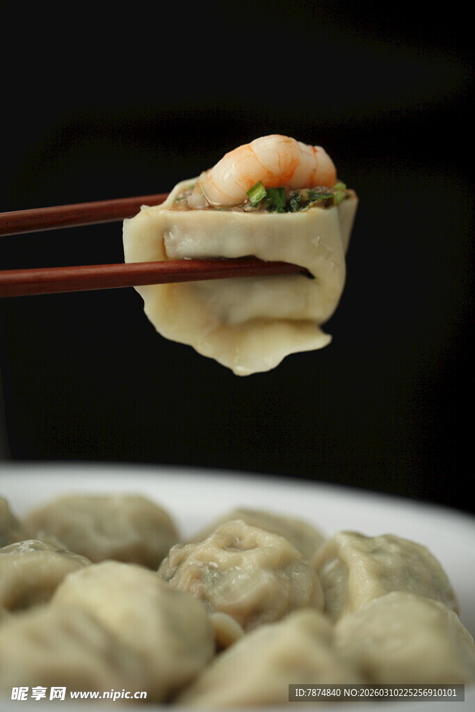 筷子夹起的美味饺子