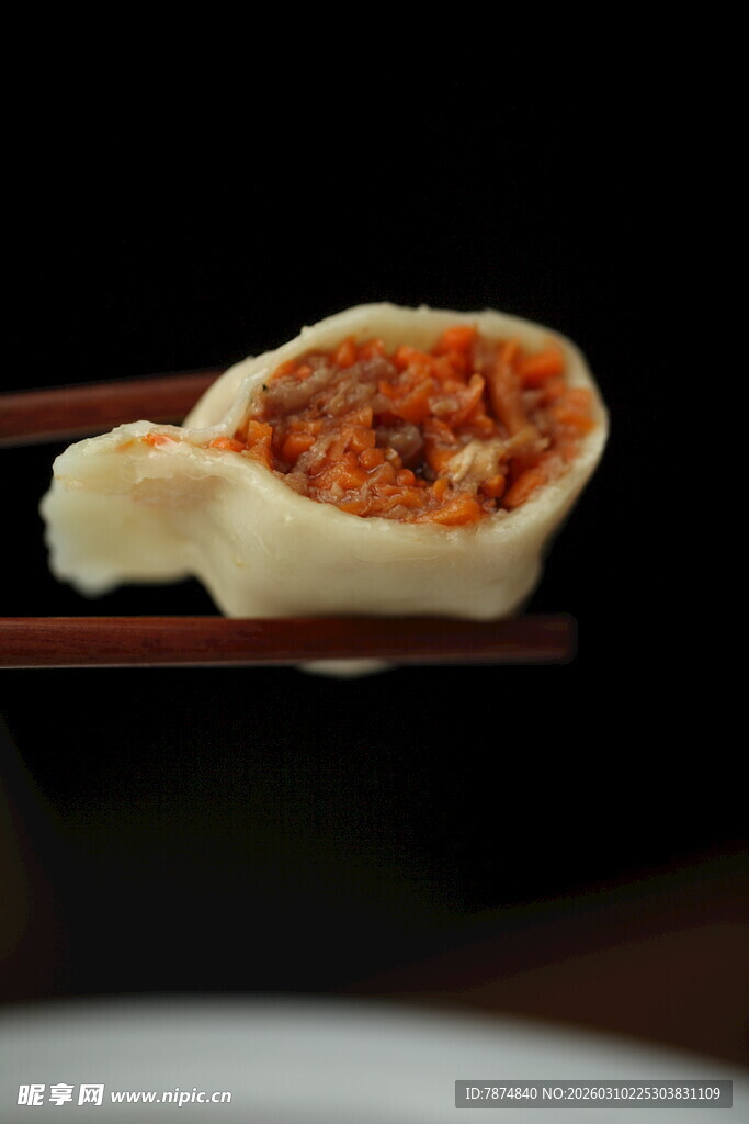 筷子夹起的美味肉馅饺子