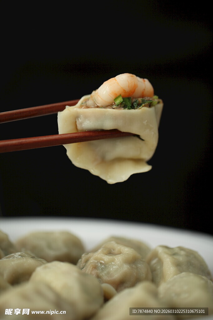筷子夹起的美味虾仁馄饨