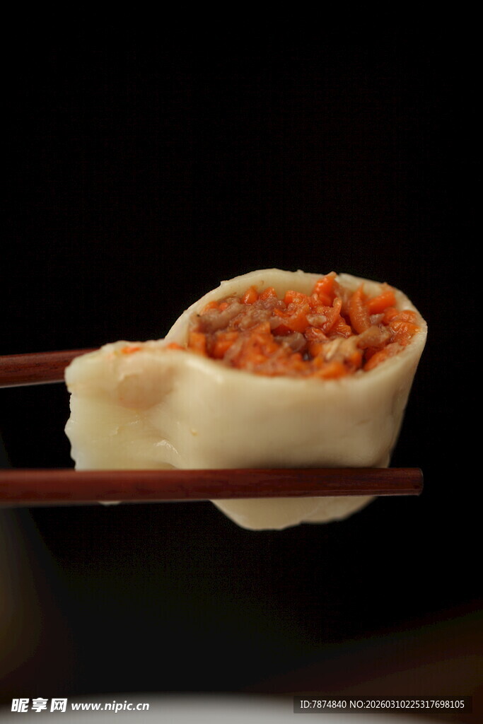 筷子夹起美味肉馅饺子