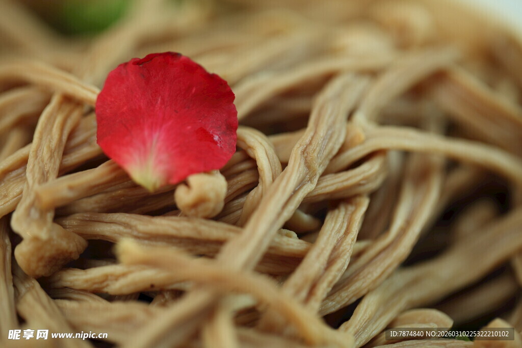 玫瑰点缀的美味荞麦面