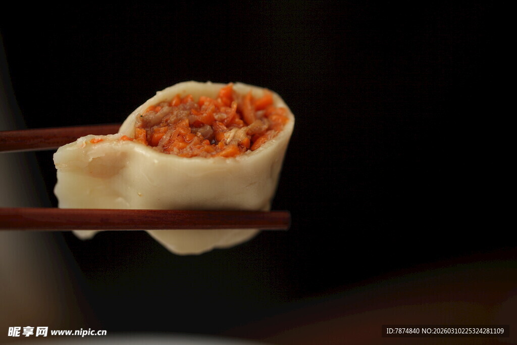 筷子夹起的美味饺子