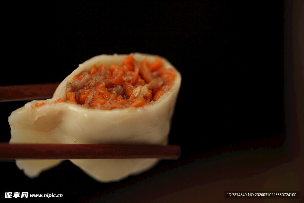 筷子夹起的美味肉馅饺子
