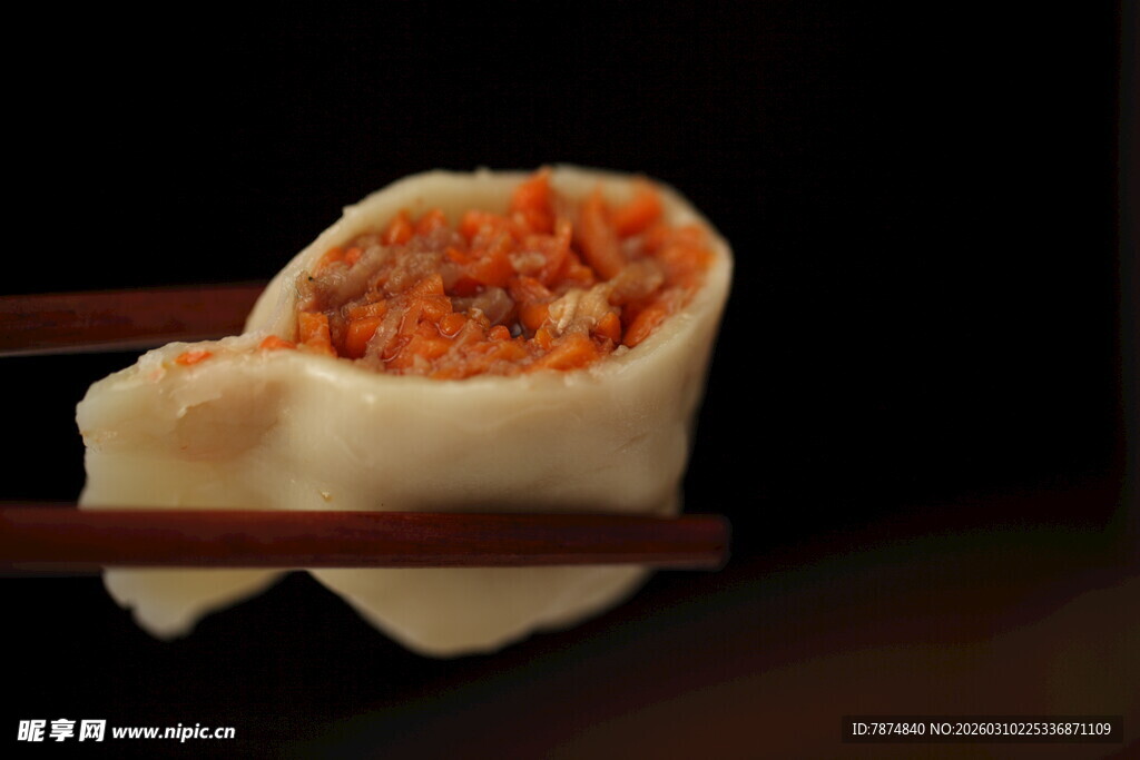 筷子夹起的美味肉馅饺子