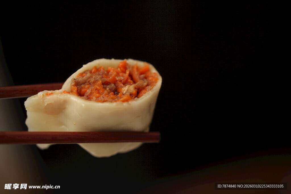 筷子夹起的美味肉馅饺子